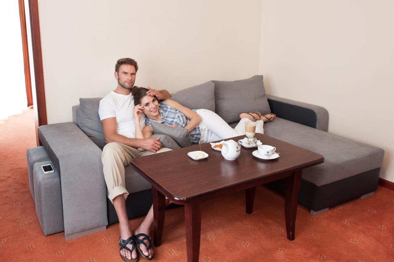 Hotel Orw Magnat à Zieleniewo  Extérieur photo